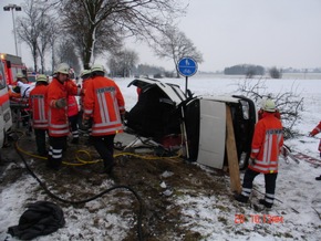 POL-WL: Schwerer Verkehrsunfall, 37-jährige Fahrerin schwer verletzt, drei Kleinkinder kommen mit dem Schreck davon