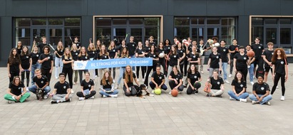 FitX: Partnerschaft: Be Strong For Kids-Ehrenamtler:innen trainieren kostenlos bei FitX