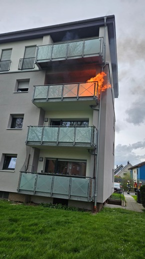 FW-WRN: FEUER_3 - LZ1 - LZ3 - LdF - Vermutlich Wohnungsbrand / Flammen aus Terassentür