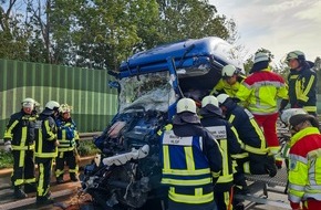 Feuerwehr Bochum: FW-BO: Schwerer LKW-Unfall auf der A 43 - Feuerwehr befreit Fahrer aus zerstörtem Führerhaus
