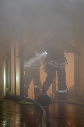 FW-EN: Hochhausbrandbekämpfung - Einsatzübung der Feuerwehr Hattingen