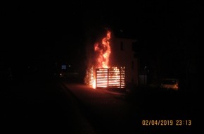 Polizeiinspektion Hameln-Pyrmont/Holzminden: POL-HOL: Holzminden, Pipping 5

Müllcontainerbrand schnell gelöscht