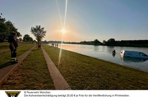 Feuerwehr München: FW-M: Fahrzeug fährt in See (Riem)