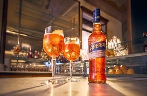 Campari Group: Aperol pr&auml;sentiert neues Flaschendesign / Neuer Look, unver&auml;nderter Geschmack: Aperol verbindet italienische Tradition mit zeitgem&auml;&szlig;em Stil