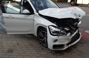 Kreispolizeibehörde Herford: POL-HF: Hyundai überschlägt sich nach Zusammenstoß mit BMW - Beifahrerin schwer verletzt