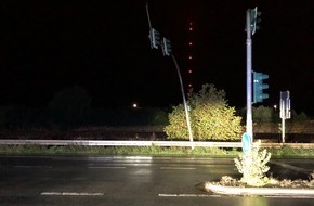 Kreispolizeibehörde Wesel: POL-WES: Wesel - Verkehrsunfallflucht nach Zusammenstoß mit Ampelmast