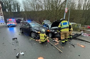 Feuerwehr Herdecke: FW-EN: Drei verletzte Personen bei Unfall auf der Wetterstraße - Böller im Zigarettenautomat verursacht Feuerwehreinsatz.