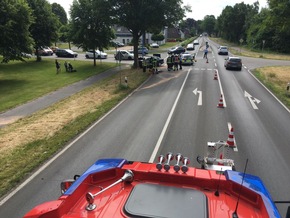 FW-KLE: Verkehrsunfall: Fahrzeuge prallen gegen Baum und Lärmschutzwand / Fahrer werden verletzt