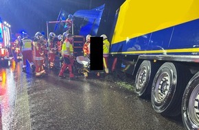Autobahnpolizeiinspektion: API-TH: Lkw kippt in den Straßengraben - Bergungsarbeiten dauern mehrere Stunden an