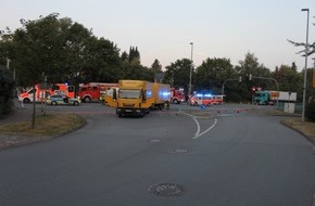 Kreispolizeibehörde Höxter: POL-HX: Zusammenstoß mit Post-Lkw