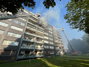 FW-Heiligenhaus: Wohnungsbrand im fünften Obergeschoss eines großen Mehrfamilienhauses in Heiligenhaus Unterilp