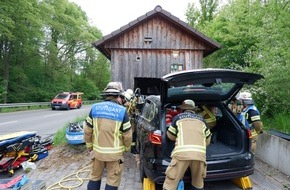 Feuerwehr Stuttgart: FW Stuttgart: Verkehrsunfall Mittlere Filderlinie: PKW f&auml;hrt in Technikstation