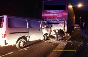 Feuerwehr Plettenberg: FW-PL: Verkehrsunfall in Plettenberg- Papenkuhle. Kleintransporter fährt in stehenden LKW.