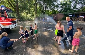 Feuerwehr Dinslaken: FW Dinslaken: Für leuchte Kinderaugen sorgte der Besuch des Löschzuges Eppinghoven der Freiwilligen Feuerwehr Dinslaken, im Rahmen des Kinderwochenendes des Wunderfinder e.V..