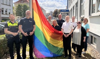 Polizeiinspektion Hameln-Pyrmont/Holzminden: POL-HM: Polizeiinspektion Hameln-Pyrmont/Holzminden trägt Regenbogenfarben