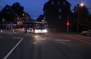Polizei Rheinisch-Bergischer Kreis: POL-RBK: Wermelskirchen - Pedelecfahrer nach Zusammenstoß mit Bus schwer verletzt