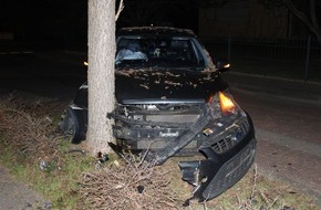 Polizei Minden-Lübbecke: POL-MI: Alkoholisierter Autofahrer fährt gegen Baum