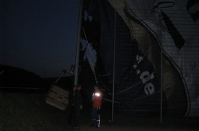 Polizeiinspektion Hameln-Pyrmont/Holzminden: POL-HOL: Sportplatz Hehlen: Bruchlandung eines Heißluftballons ging glimpflich aus - Keiner der sechs Insassen wurde verletzt -