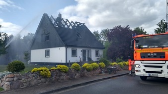 Kreisfeuerwehrverband Rendsburg-Eckernförde: FW-RD: Haus nach Feuer nicht mehr Bewohnbar In der Straße Im Feld, in Breiholz, kam es Heute (20.05.2020) gegen 15:44 Uhr zu einem Dachstuhlbrand.