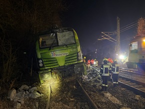 Feuerwehr MTK: Triebfahrzeug entgleist in Hattersheim - Feuerwehr dichtet undichten &Ouml;ltank ab