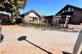 Feuerwehr Xanten: FW Xanten: Feuerwehr verhindert &Uuml;bergreifen eines Heckenbrandes