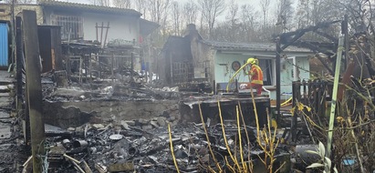 FW-Heiligenhaus: Gartenlaube in Kleingartenanlage brennt - Feuerwehr verhindert Übergreifen auf weiteres Gebäude