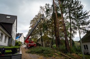 Freiwillige Feuerwehr Finnentrop: FW Finnentrop: Sägen aus dem Korb der Drehleiter