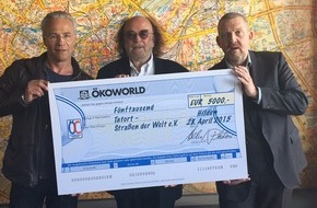 ÖKOWORLD AG: ÖKOWORLD AG: Max Ballauf und Freddy Schenk "verhaften" Alfred Platow in Köln / Klaus J. Behrendt und Dietmar Bär nehmen Spende für Tatort-Verein entgegen