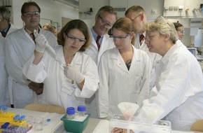 Roche Diagnostics GmbH: Bundesbildungsministerin besucht Roche in Penzberg
