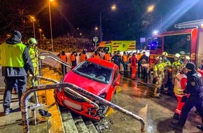 Feuerwehr Dresden: FW Dresden: PKW fährt auf Eingangstreppe zum Rudolf-Harbig-Stadion - drei Verletzte