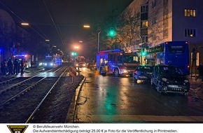 Feuerwehr München: FW-M: Bus prallt gegen Hauswand (Schwabing)