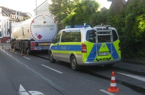 Polizei Mettmann: POL-ME: Polizei stoppt Tanklaster mit überhitzten Bremsen - Langenfeld - 2208016