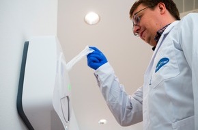 Hagleitner Hygiene International GmbH: Weltpremiere in Sachen Hygiene: Berührungsloser Automat händigt erstmals Feuchttücher aus