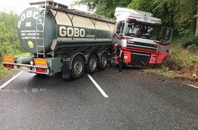 Polizeiinspektion Hameln-Pyrmont/Holzminden: POL-HOL: Nach Unfall auf L484:
Multieuropäischer Sattelzug verursacht langfristige Straßensperrung