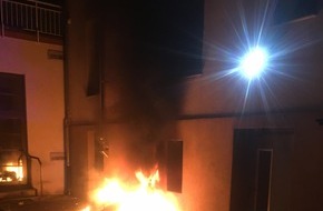 Freiwillige Feuerwehr Lage: FW Lage: Feuer 1  / Brennt Mülltonne am Gebäude - 07.04.2019 - 21:04 Uhr