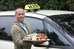 Kabel Eins: Thomas Hackenberg wird verladen: auf die Rückbank seines eigenen "Quiz Taxis" - zur 500. Sendung "Quiz Taxi" am 8. November 2007 bei kabel eins