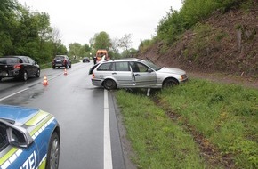 Kreispolizeibehörde Höxter: POL-HX: Unfall auf Bundesstraße - Fahrer leicht verletzt