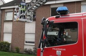 Feuerwehr Dinslaken: FW Dinslaken: Patientrettung über Drehleiter