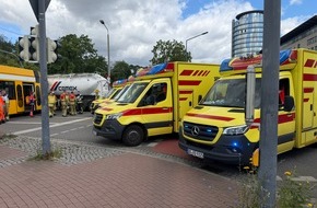 Feuerwehr Dresden: FW Dresden: Schwerer Verkehrsunfall zwischen Stra&szlig;enbahn und Sattelzug