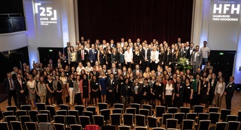Absolvent:innen der HFH · Hamburger Fern-Hochschule feiern ihre erfolgreichen Abschlüsse