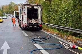 Freiwillige Feuerwehr Königswinter: FW Königswinter: Rauchentwicklung aus Abfallsammelfahrzeug in Oberpleis.