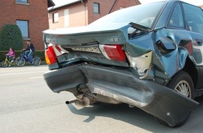 Polizeiinspektion Nienburg / Schaumburg: POL-STH: Verkehrsunfall mit Personen- und hohem Sachschaden