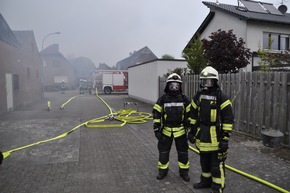 FW-KLE: Brand einer Lagerhalle und Hilferufe aus einer Wohnung