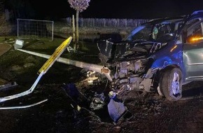 Polizeiinspektion Stade: POL-STD: Autofahrer verunglückt unter Alkoholeinfluss in Jork und richtet hohen Sachschaden an