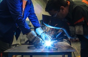 Ford-Werke GmbH: Kita-Kinder freuen sich über rollenden Fuhrpark (FOTO)