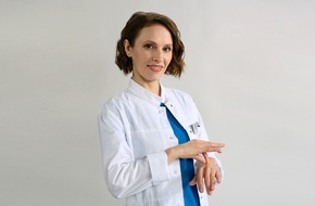 ARD Das Erste: "In aller Freundschaft - Die jungen Ärzte": Kassandra Wedel spielt die gehörlose Chirurgin Dr. Alica Lipp
