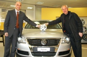 Volkswagen / AMAG Import AG: Köbi Kuhn reçoit sa nouvelle VW Passat - L'entraîneur de l'année et le volant d'or