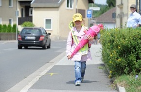 HUK-COBURG: Tipps für den Alltag / Damit der Weg in die Schule nicht ins Krankenhaus führt / Haftungsprivileg für Kinder - Autofahrer müssen aufpassen: Fuß vom Gas (FOTO)
