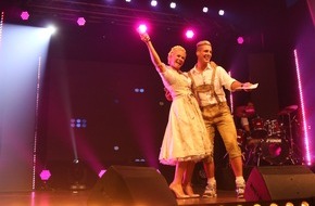 SAT.1 GOLD: Claudia Effenberg gibt ihr Moderationsdebüt bei SAT.1 Gold: "Eine ganz neue Herausforderung!" / "Fetenhits Oktoberfest" am Freitag, 26. September 2014, um 20:15 Uhr (FOTO)