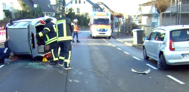 Polizei Minden-Lübbecke: POL-MI: Mercedes kippt nach Verkehrsunfall in Lübbecke auf die Seite